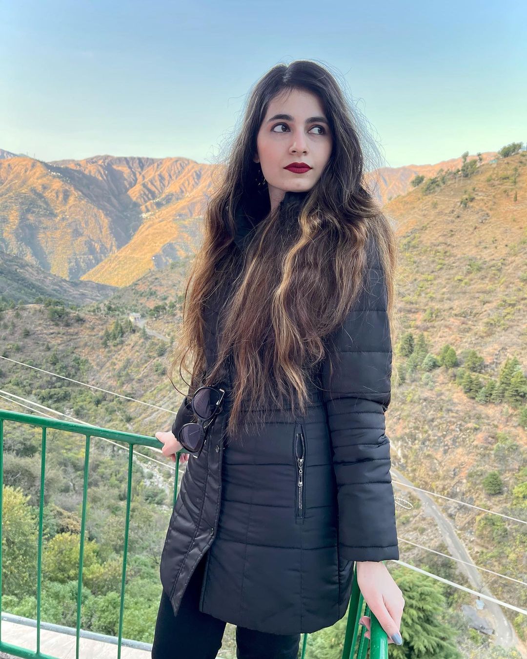 Monal Jagtani Instagram, Biography, Twitter, Success Story, Net Worth, Age, Family, Boyfriend, Career, Education, and Body Measurements